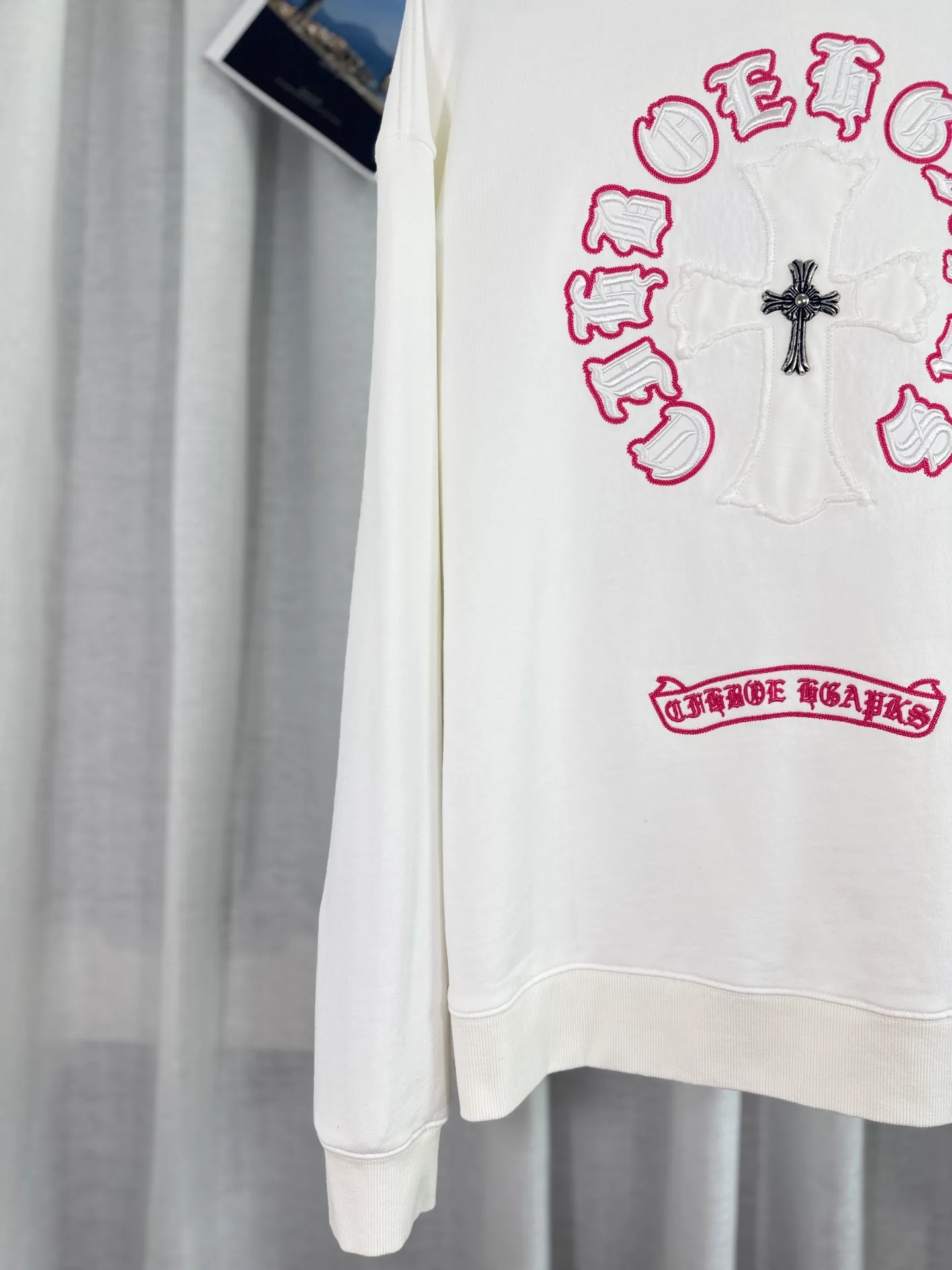 P260 top version, real shot without P, ​​different from market currency) 𝗖𝗵𝗿𝗼𝗺𝗲 𝗛𝗲𝗮𝗿𝘁𝘀/Cro Heart 2025 patch embroidery autumn and winter new original single counter American laser burnt 3D three-dimensional color embroidery couple casual sweatshirt 👑The highest version! Customized fabric 400g tripe terry fabric! American acid-washed and distressed original fabric laser burnt ✟appliqué embroidery and exquisite embroidery of letters! The best-selling model in the counter, very comfortable to wear. Accessories: original molded and authenticated collar label➕100% silk wash label. Genuine purchase-grade original hangtag���matching hanging rope➕3D hanging beads➕original packaging bag. Craftsmanship: The original version has consistent wiring! The highest version of the armhole matching technique! Color: White Black Size: S M L XL Style Number: 25-312